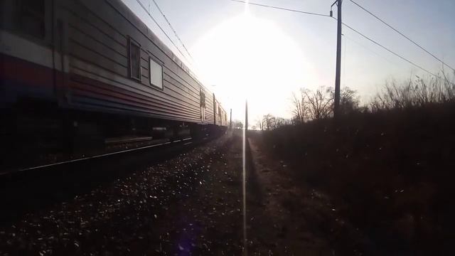 Электровоз ЭП1-330 с почтово багажным поездом №990 весенним утром на Транссибирской магистрали. смотреть онлайн