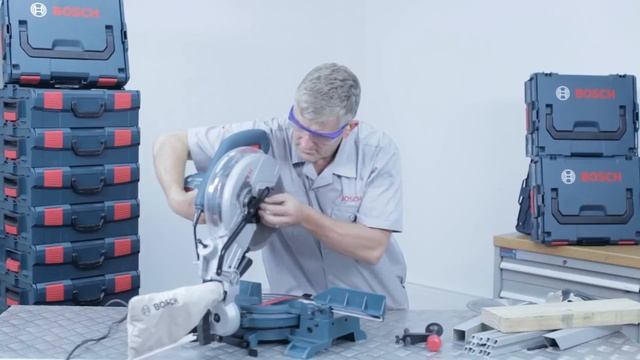 Торцовочная пила с функцией протяжки Bosch GCM 10 MX Professional смотреть онлайн