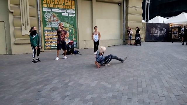 Одесса！Уличные музыканты на Дерибасовской. смотреть онлайн