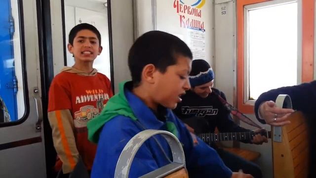 А ну хозяйка наливайка - цыгане поют в электричке смотреть онлайн