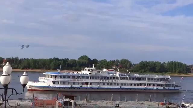 Теплоход Рихард Зорге Вид с берега Город Мышкин смотреть онлайн