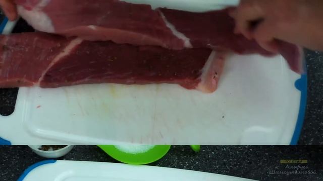 Рулет мясной. Мясной рулет запеченный в духовке. Как приготовить мясной рулет. Рецепт мясного рулет смотреть онлайн