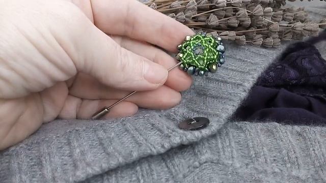 Брошка из стекляных бусин, бисера и риволи Preciosa(1) смотреть онлайн