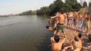 пацаны очень круто прыгают в воду