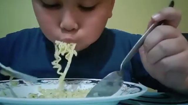 ASMR eating carbonara ramen смотреть онлайн