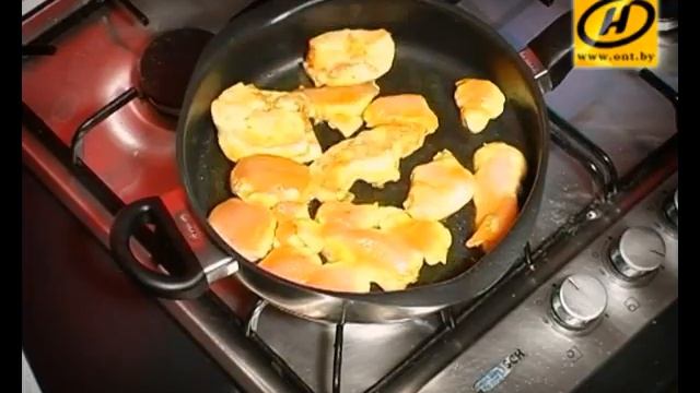 "Изумрудный салат" - рецепт с виноградом и куриным филе смотреть онлайн