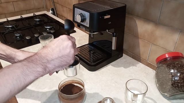 Кофеварка рожковая Delonghi EC 260 обзор в деле.