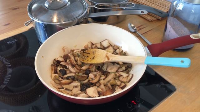 Grzybowe klasyki: przepis na pyszny, łatwy w wykonaniu sos grzybowy смотреть онлайн