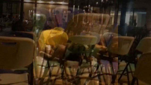 ДЕТИ СПЯТ НА СТУЛЬЯХ В АЭРОПОРТУ РОДИТЕЛИ БУХАЮТ смотреть онлайн