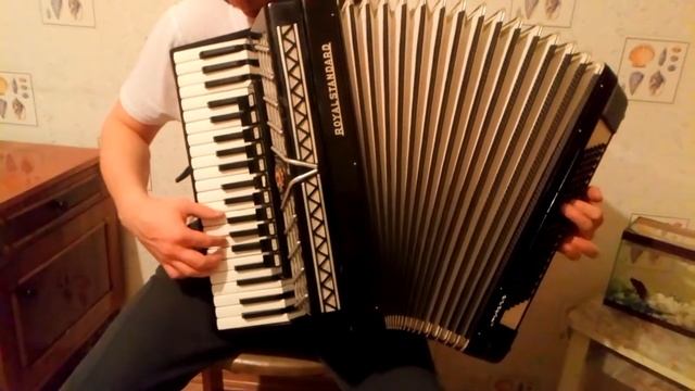 Листья жёлтые над городом кружатся, на аккордеоне! смотреть онлайн