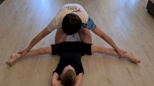 Помогаем детям тянуть шпагаты. Упражнения, лёжа на спине.