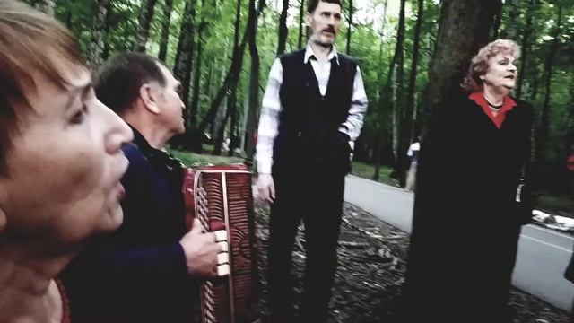 Вечером в Измайловском парке незнакомые люди просто поют... 2018 год май месяц. смотреть онлайн
