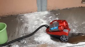 Водосос. Обычный пылесос засасывает воду.