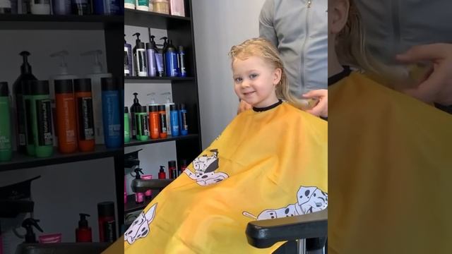 Первая стрижка Миллианны. Bērnu griezums!