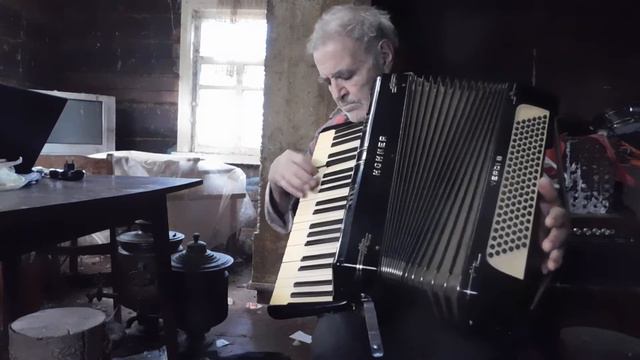 Дедушка играет на аккардеоне а Жучка подпевает, оцените пожалуйста! смотреть онлайн