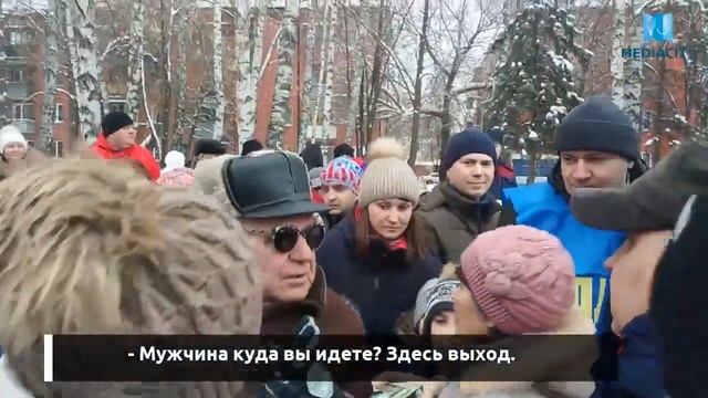 Россияне устроили ДАВКУ из-за бесплатных конфет!!! смотреть онлайн