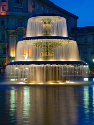 У фонтана так свежо! Всем он дарит волшебство! Он щекочет струйкой носик, и, как дети, все хохочут!