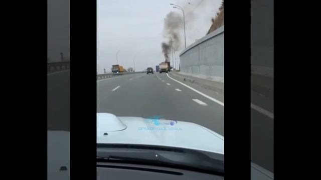 Грузовик горит на трассе во Владивостоке смотреть онлайн