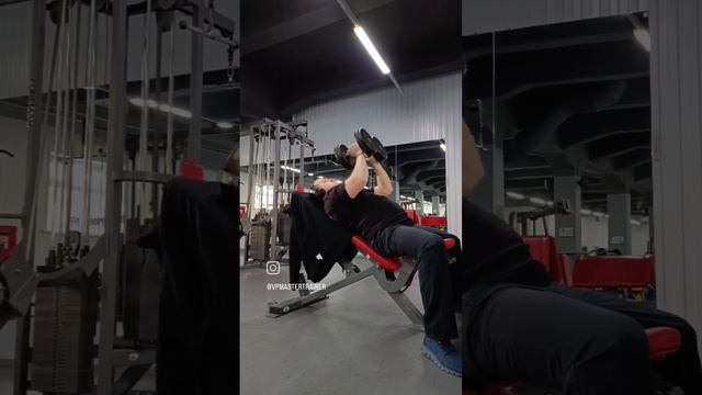 ЖИМ ГАНТЕЛЕЙ УЗКИМ ХВАТОМ смотреть онлайн