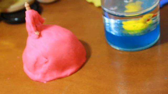 Плей до Как лепить из пластилина Платье кукле принцессе. Из пластилина PLAY DOH. ВИДЕО ДЛЯ ДЕВОЧЕК смотреть онлайн