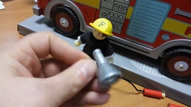Пожарная машина с выдвижной лестницей и пожарным игровой набор от 3 лет LeToyVan TV427 смотреть онлайн