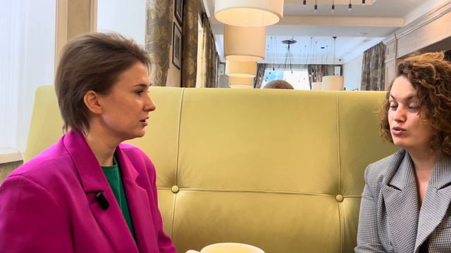 «Мне всегда везет на людей» интервью с Ксенией Абрамовой смотреть онлайн