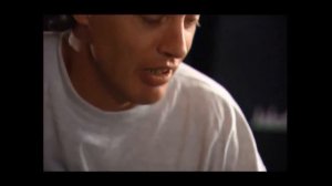 Ангус Янг Из Ac/Dc показывает как надо играть HIgh Voltage на Гитаре.