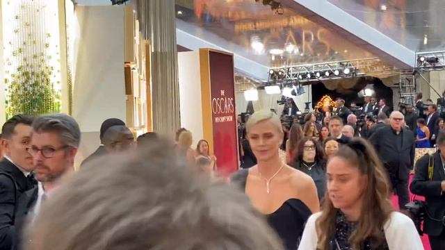 Charlize Theron Wears All Black at the 2020 Oscars смотреть онлайн