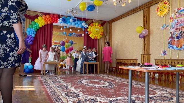 Выпускной.MOV смотреть онлайн