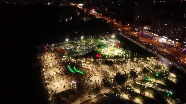 Сквер Прибрежный, Днепр. Как выглядит сквер на Набережной Победы ночью с высоты смотреть онлайн