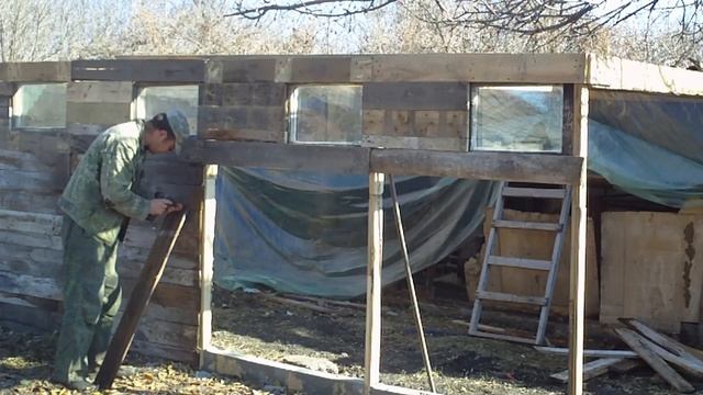 Закончил зашивать стенку свинарника. смотреть онлайн