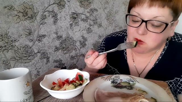пожрем/Мукбанг салат и свиные уши/обжор и разговоры на камеру смотреть онлайн