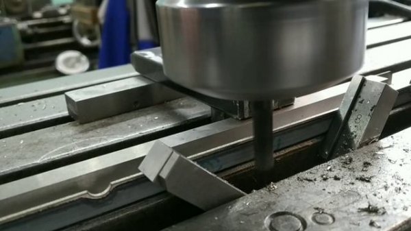 Фрезеровка паза. Станок mikron wf2sa. Видео ни о чем...