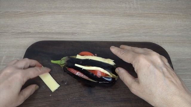 Отличаются легкостью приготовления. Баклажаны, запеченные с помидорами и сыром в духовке. смотреть онлайн