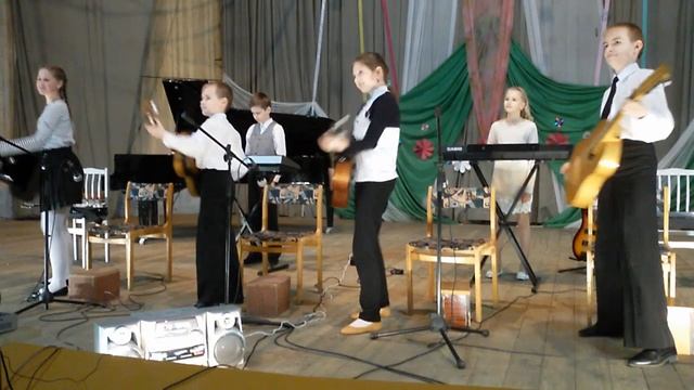 В. Шаинский "В траве сидел кузнечик" Исполняет ансамбль "Камертон" г. Новополоцк ДДМ смотреть онлайн