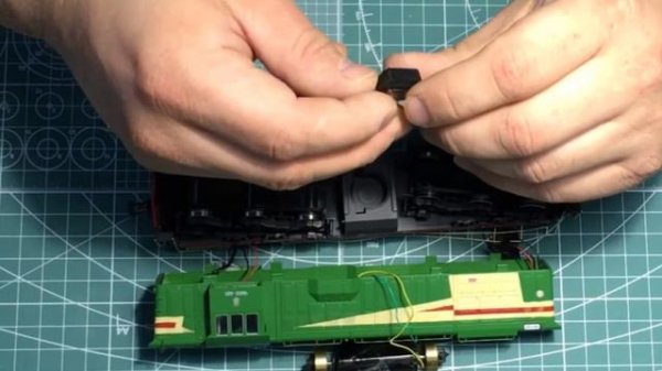 Тепловоз ЧМЭ-3.устанавливаем звуковой декодер #1