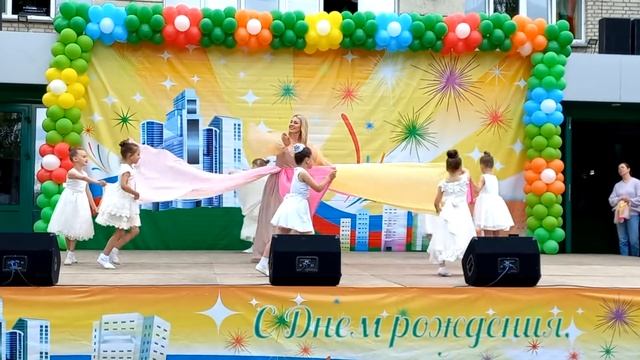 Студия "Солнечные лучики" - танец с полотнами смотреть онлайн