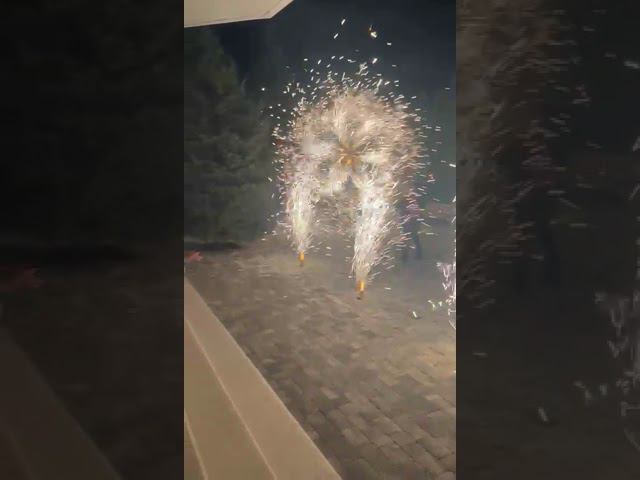 Наземный фейерверк на свадьбу, пошаговая дорожка, вспышки, вертушка превращающаяся в цветок 20.04.24 смотреть онлайн