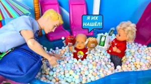 КОНФЕТЫ ИСКАЛ-ШКОЛУ ПРОГУЛЯЛ!? Катя и Макс веселая школа  СЕМЕЙКА куклы Барби истории Даринелка ТВ