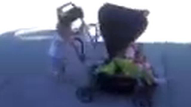 3 yr old pushing the Joovi смотреть онлайн