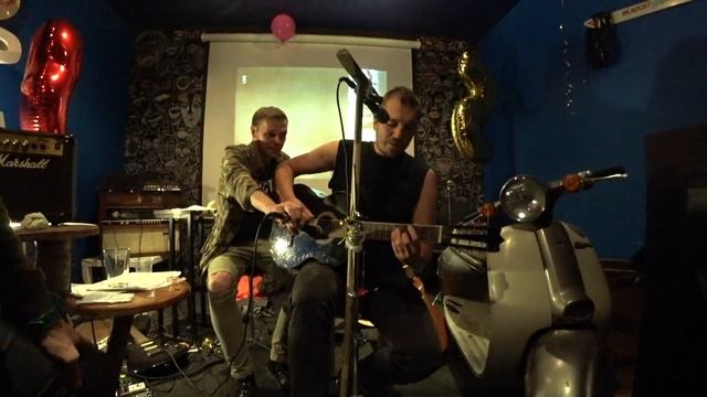 Денис - На улицах Москвы (акустика в баре 47) смотреть онлайн