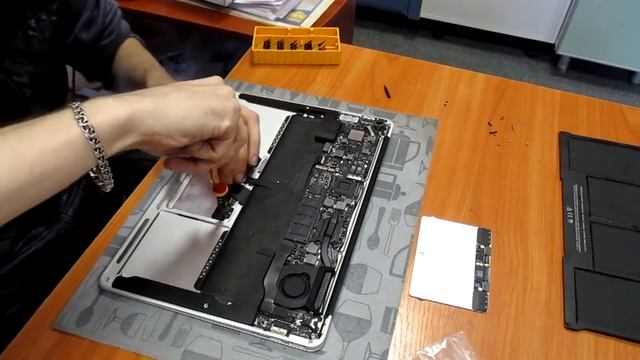 Ремонт MacBook Air 13 (замена тачпада) смотреть онлайн