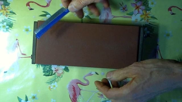 Заточка опасной бритвы на САМОДЕЛЬНОМ ПРИСПОСОБЛЕНИИ под наждачную бумагу. смотреть онлайн