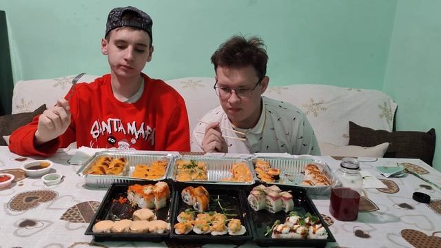 МУКБАНК/СУШИ-РОЛЛЫ/94ШТ СЕТ/ОБЗОР ДОСТАВКИ DARVIN/ОЧЕНЬ ВКУСНО И СОЧНО.