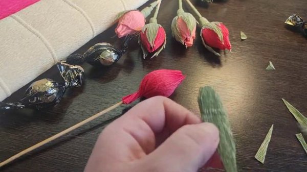 Бутон розы из конфет. Цветы из бумаги своими руками.