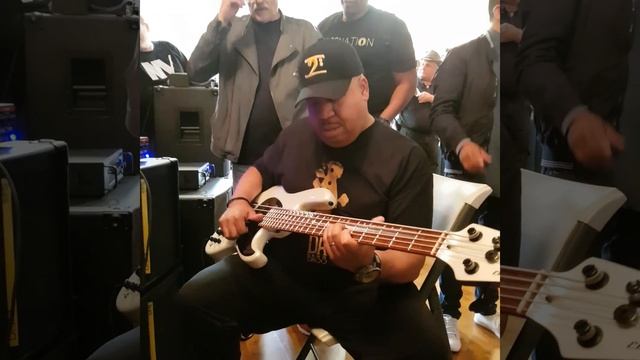 ELEGEE CUSTOM GUITARS IN NEW YORK (THE LORDS OF THE LOW END) смотреть онлайн
