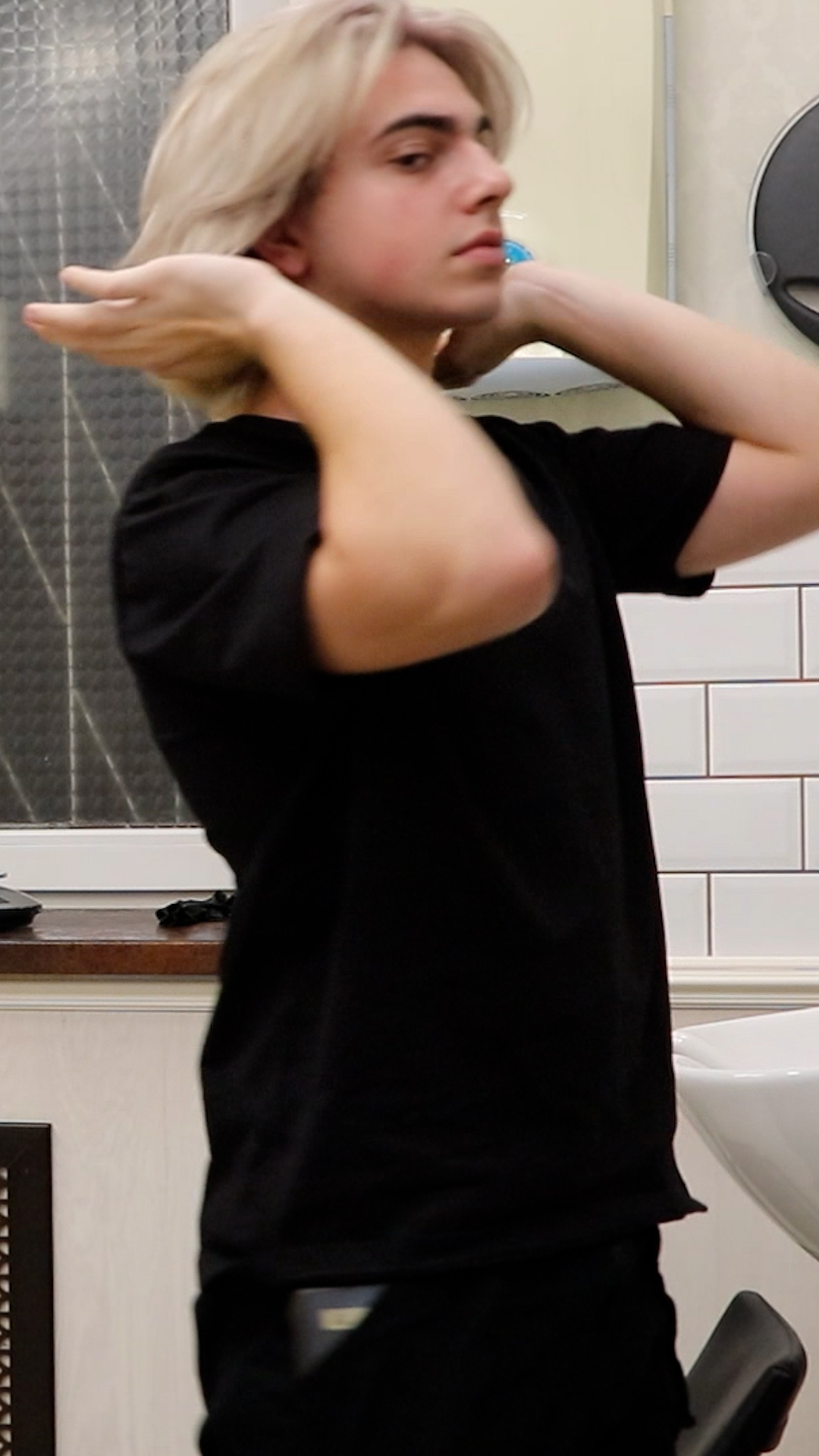 Брюнет становится блондином #блонд смотреть онлайн