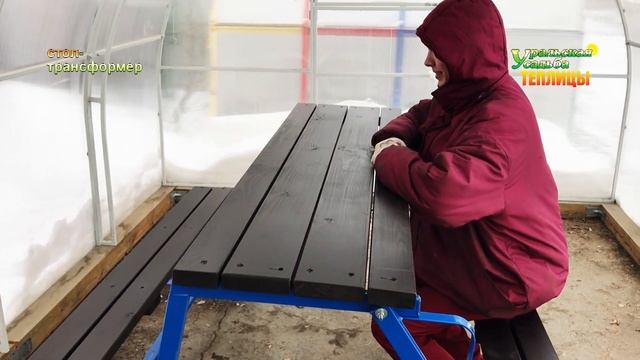 Стол-скамейка (трансформер) на дачном участке.