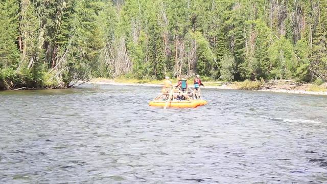 Большая баржа в верховьях Енисея смотреть онлайн