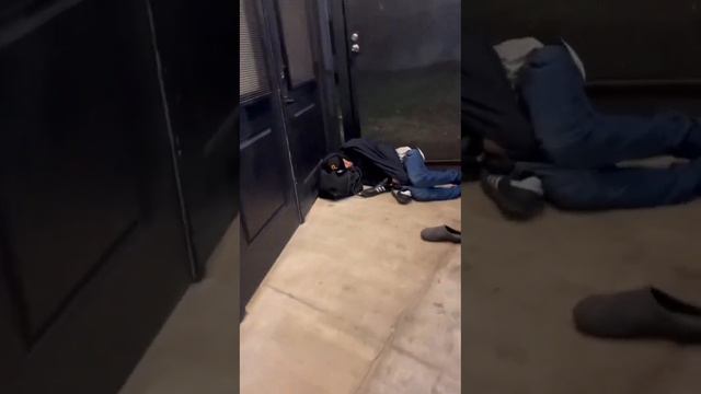 Филадельфия США - все богато и красиво! Трупаки на улицах валяются. Народ через них перешагивает.. смотреть онлайн